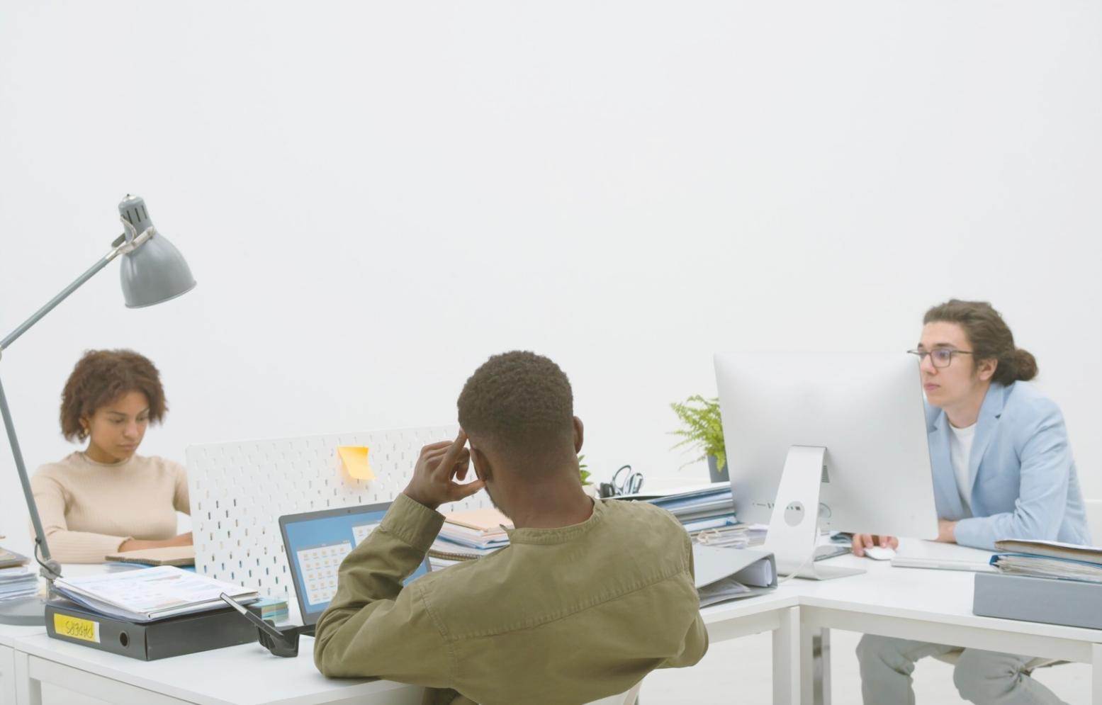 Coaching-Raum mit natürlichem Licht und modernem Design